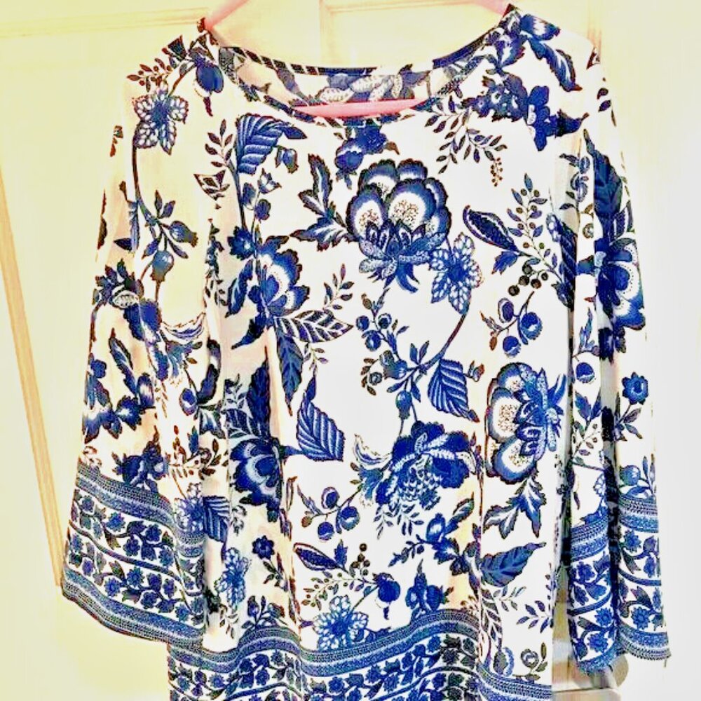 NWOT  XL TUNIC  TOP Women's  blue white porcelan  Print Raglan flared   Sleeve